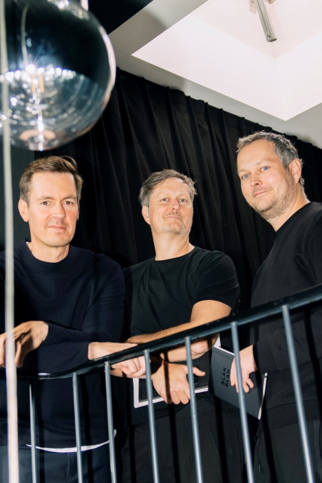 Alexander Salzer (links) bildet mit Christoph Stelzer (Mitte) und Fabian Stelzer (rechts) das neue Fhrungs-Trio der Retail Identity-Agentur DFROST - Foto: DFROST
